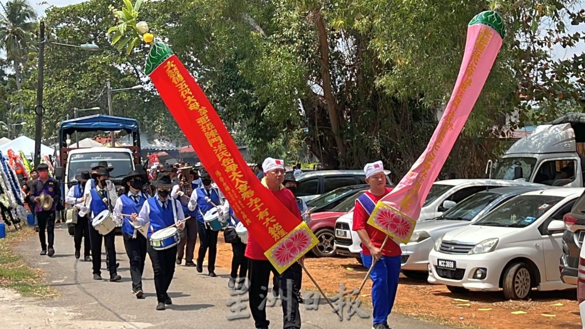 (古城第六版主文)子孙拉40尺龙须送殡·孝狮护送老太夫人上路