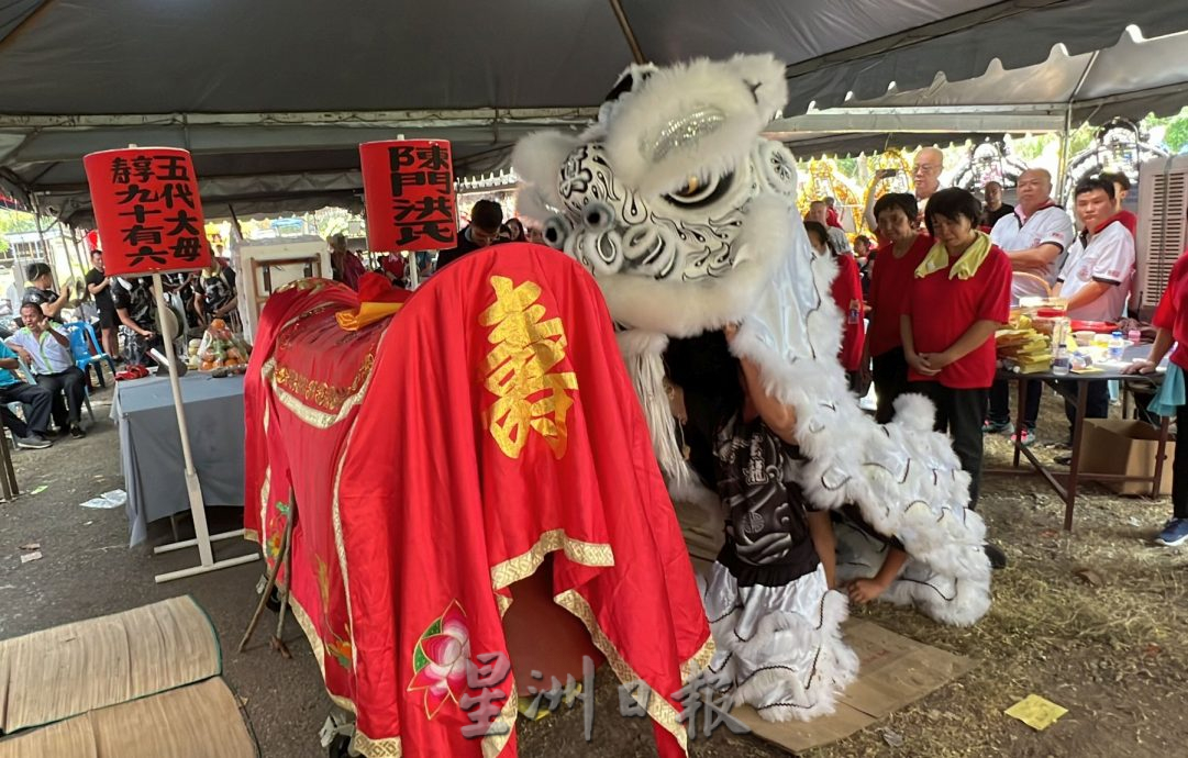 (古城第六版主文)子孙拉40尺龙须送殡·孝狮护送老太夫人上路