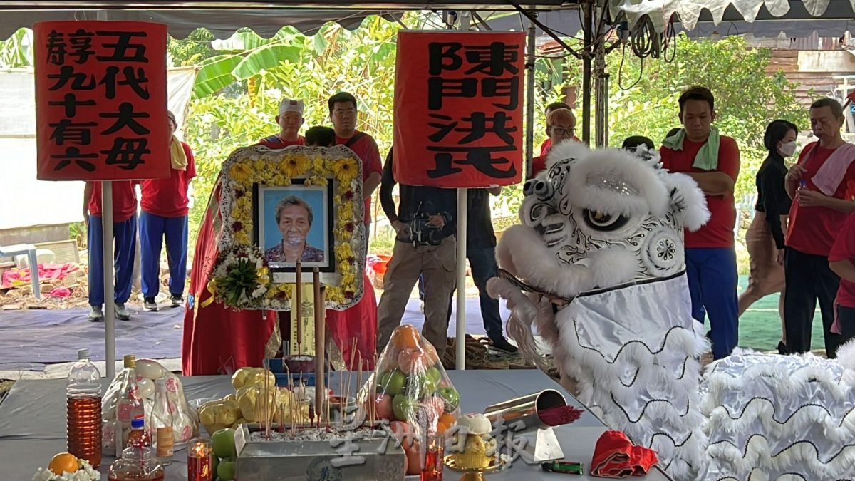 (古城第六版主文)子孙拉40尺龙须送殡·孝狮护送老太夫人上路