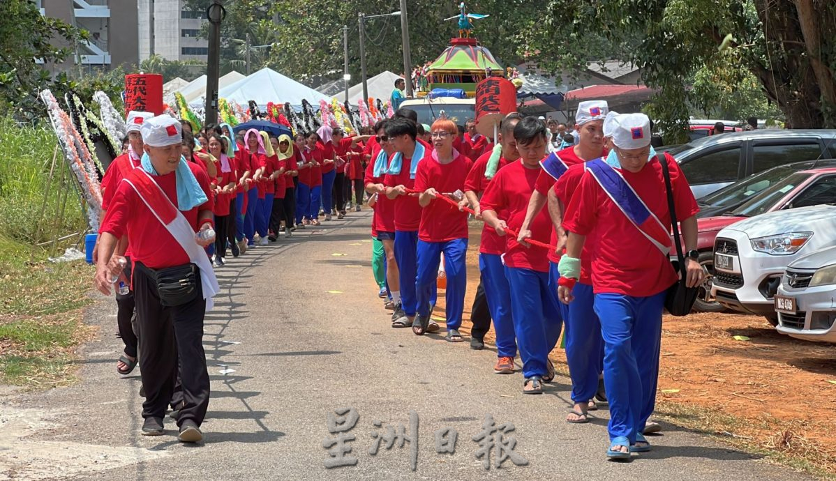 (古城第六版主文)子孙拉40尺龙须送殡·孝狮护送老太夫人上路