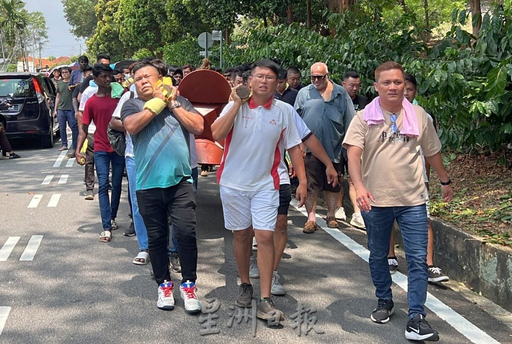 (古城第六版主文)子孙拉40尺龙须送殡·孝狮护送老太夫人上路