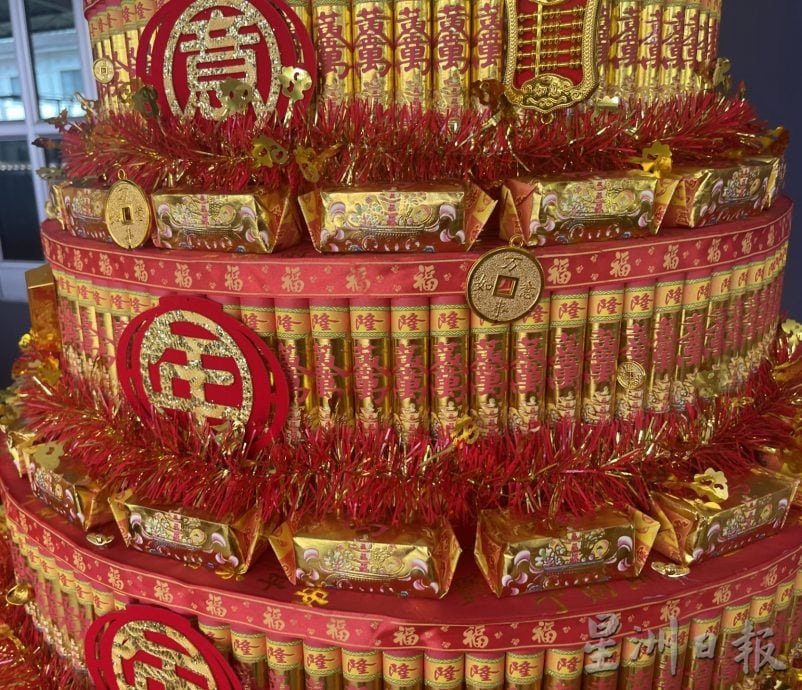 (大北马)2妇女无师自通,制作逾7尺的“旺梨金塔”给顾客