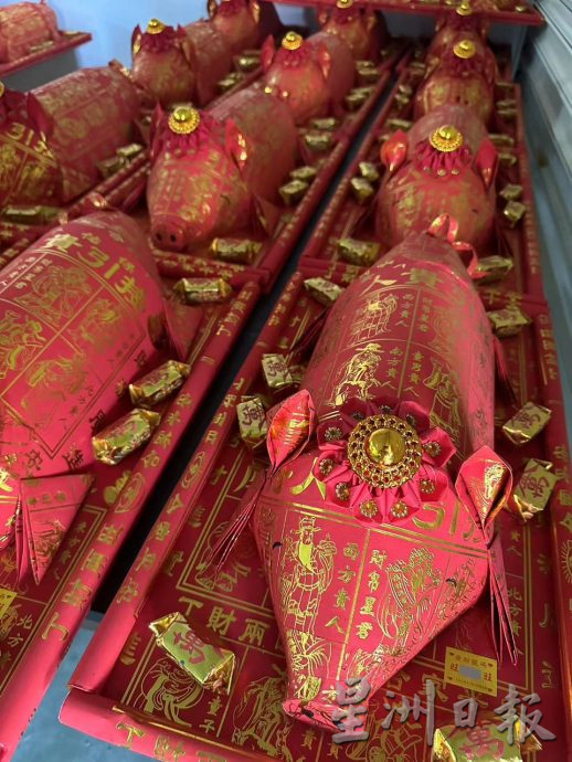 (大北马)2妇女无师自通,制作逾7尺的“旺梨金塔”给顾客