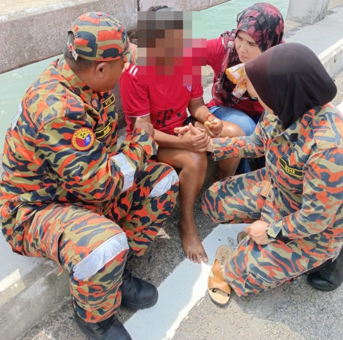 (大北马)印裔女子图跳海轻生被公众劝下