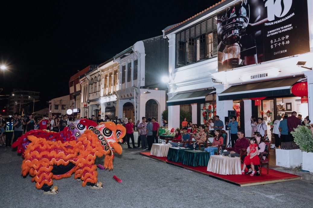 （大北马）吉打州王储东姑沙拉夫丁和王储妃查希达，大年初三晚上到唐人街与民一同欢庆新春，逾百名民众出席参与。
