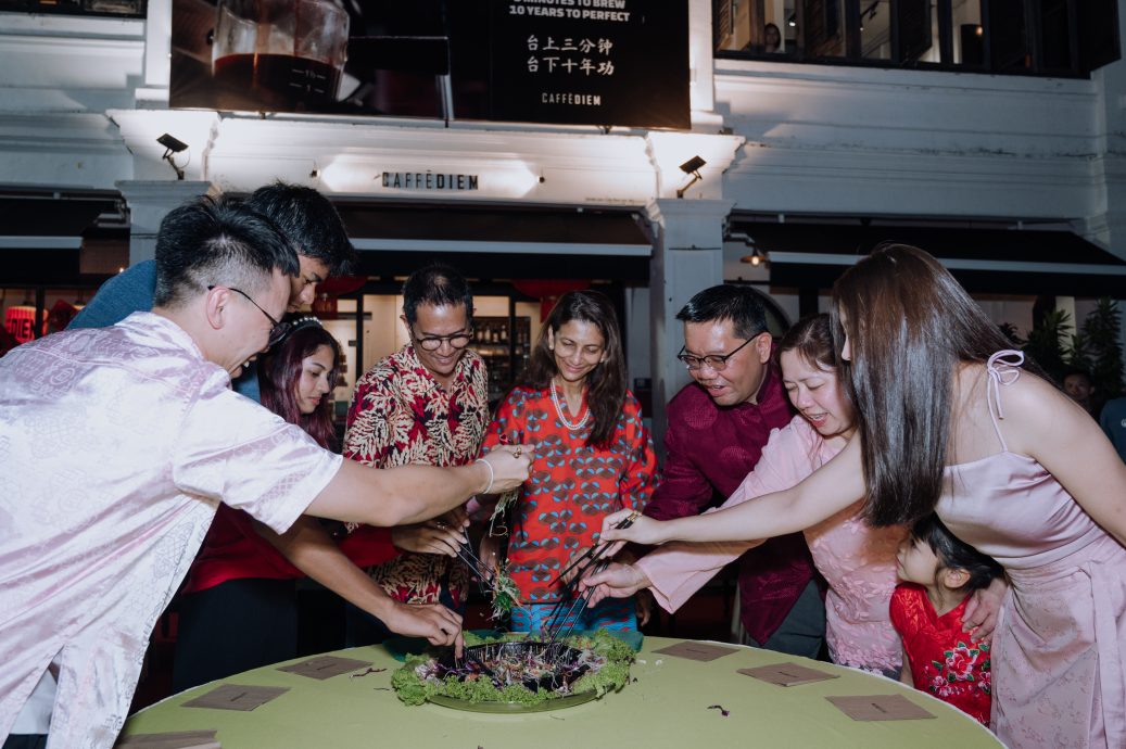 （大北马）吉打州王储东姑沙拉夫丁和王储妃查希达，大年初三晚上到唐人街与民一同欢庆新春，逾百名民众出席参与。