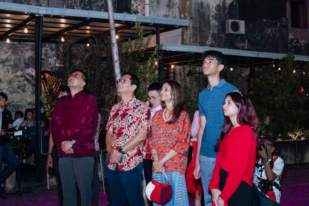 （大北马）吉打州王储东姑沙拉夫丁和王储妃查希达，大年初三晚上到唐人街与民一同欢庆新春，逾百名民众出席参与。