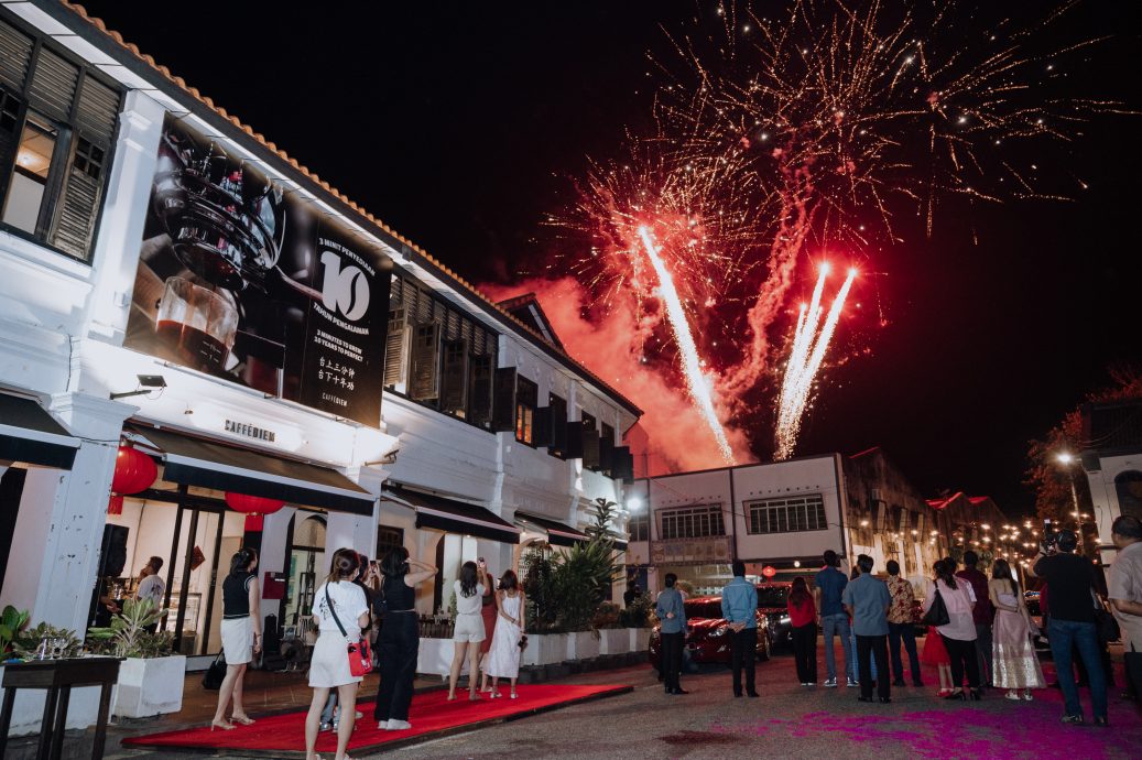 （大北马）吉打州王储东姑沙拉夫丁和王储妃查希达，大年初三晚上到唐人街与民一同欢庆新春，逾百名民众出席参与。