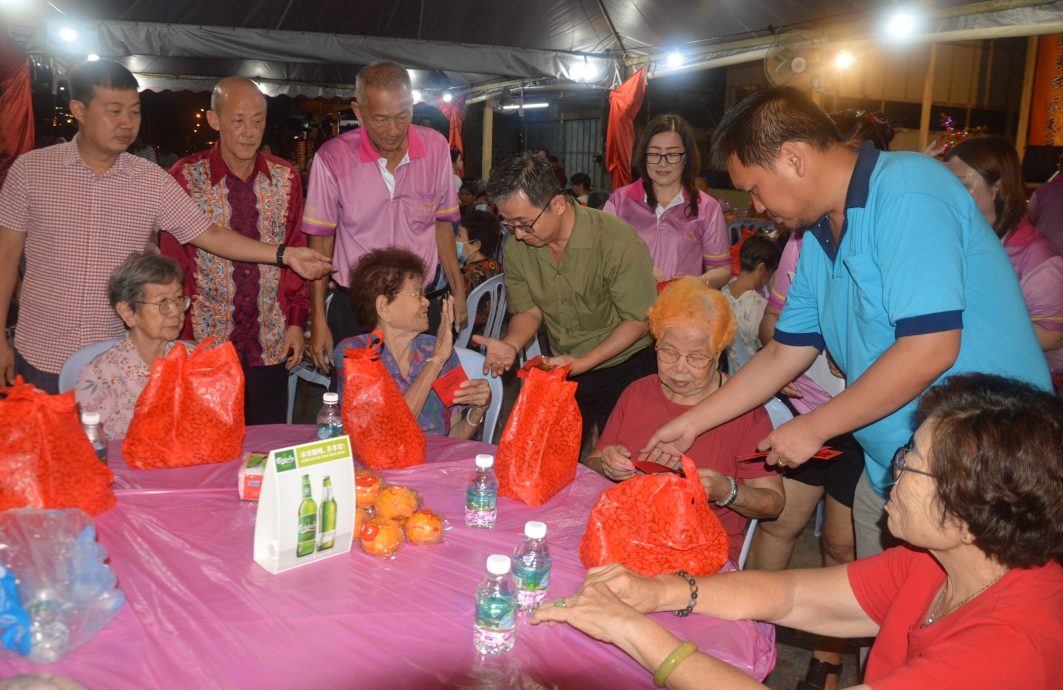 (大北马)爪夷村天后圣母宫派新春红包给老者