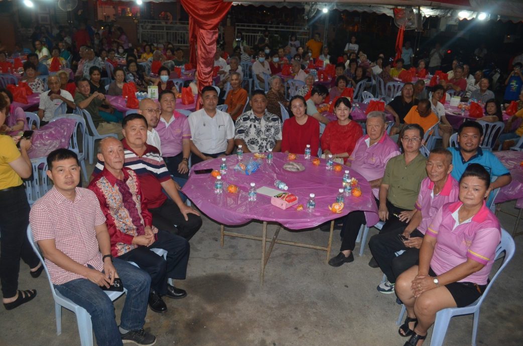 (大北马)爪夷村天后圣母宫派新春红包给老者