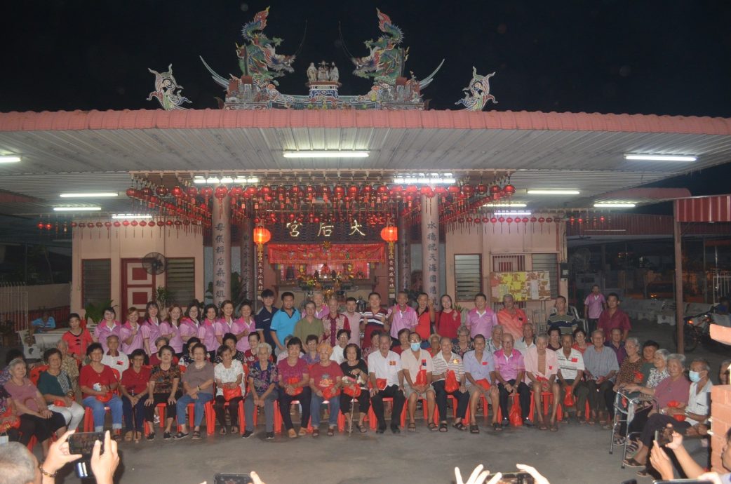 (大北马)爪夷村天后圣母宫派新春红包给老者