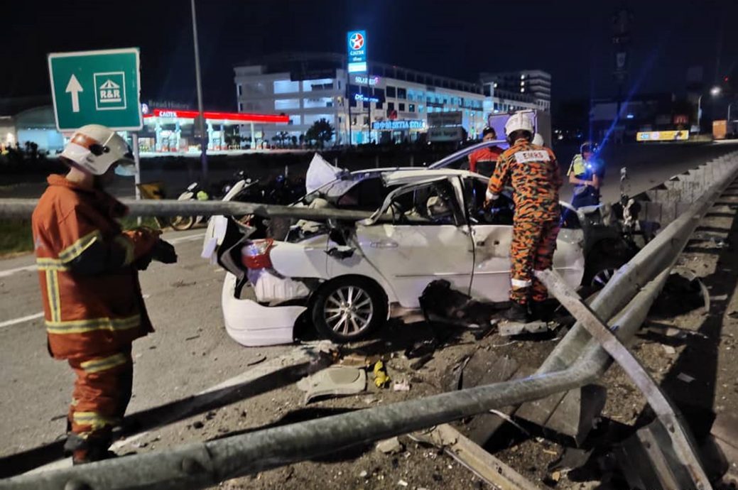 (大北马)轿车撞分界堤,司机受困车内死
