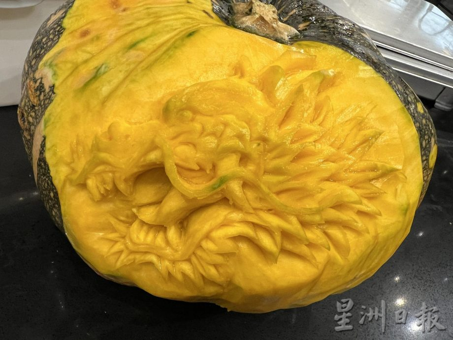 *****(封面)柔:【新年特稿】:展现精湛手艺,2大厨红薯南瓜雕龙