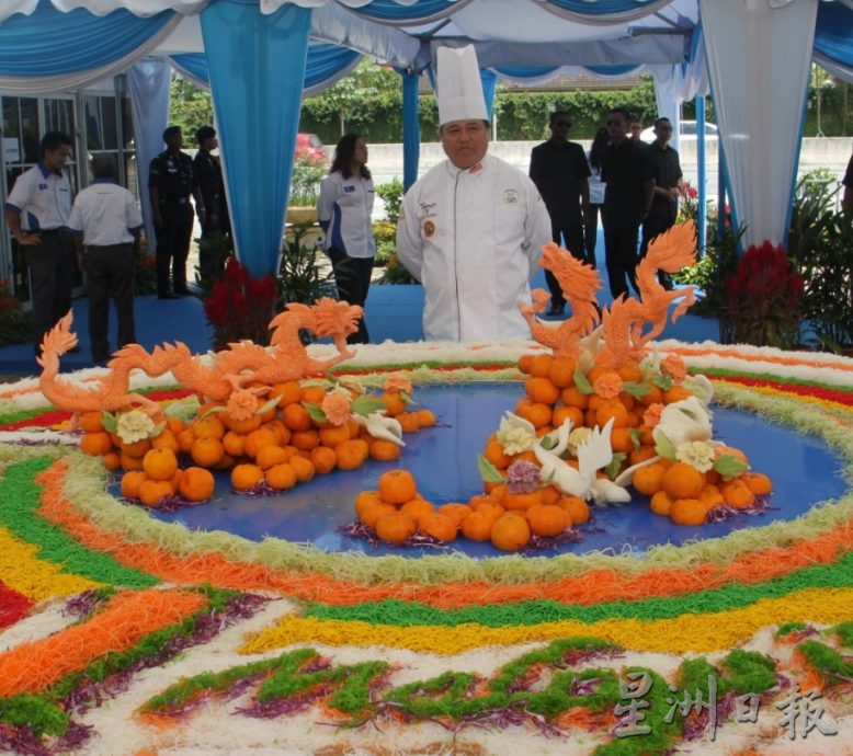 *****(封面)柔:【新年特稿】:展现精湛手艺,2大厨红薯南瓜雕龙