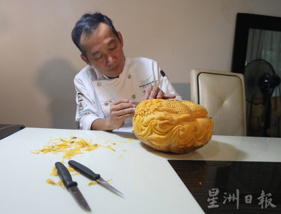 *****(封面)柔:【新年特稿】:展现精湛手艺,2大厨红薯南瓜雕龙