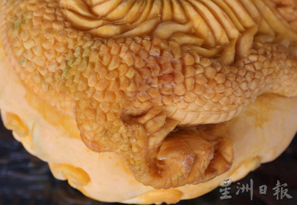 *****(封面)柔:【新年特稿】:展现精湛手艺,2大厨红薯南瓜雕龙