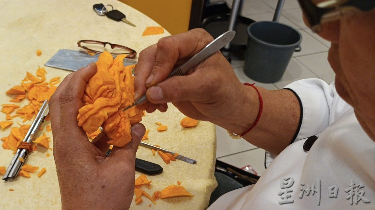 *****(封面)柔:【新年特稿】:展现精湛手艺,2大厨红薯南瓜雕龙