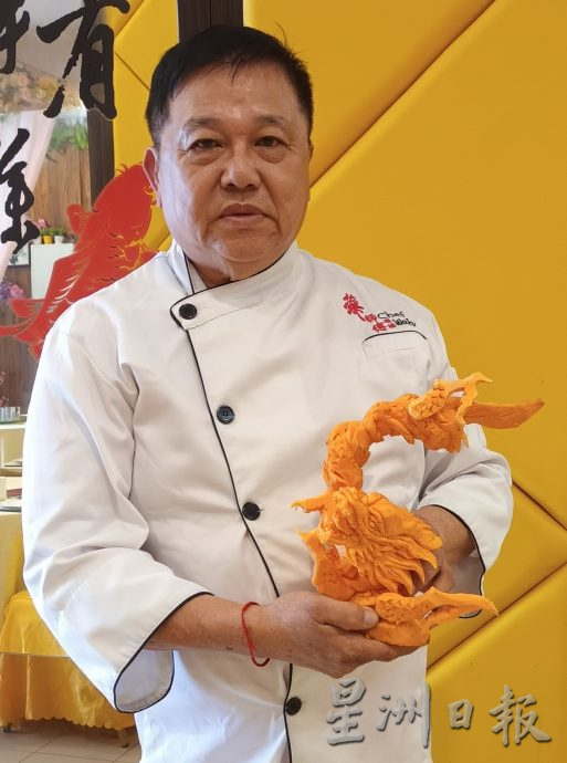 *****(封面)柔:【新年特稿】:展现精湛手艺,2大厨红薯南瓜雕龙