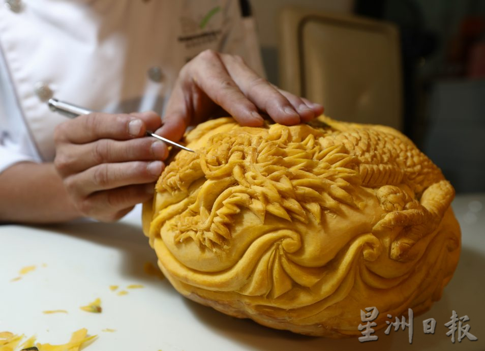 *****(封面)柔:【新年特稿】:展现精湛手艺,2大厨红薯南瓜雕龙