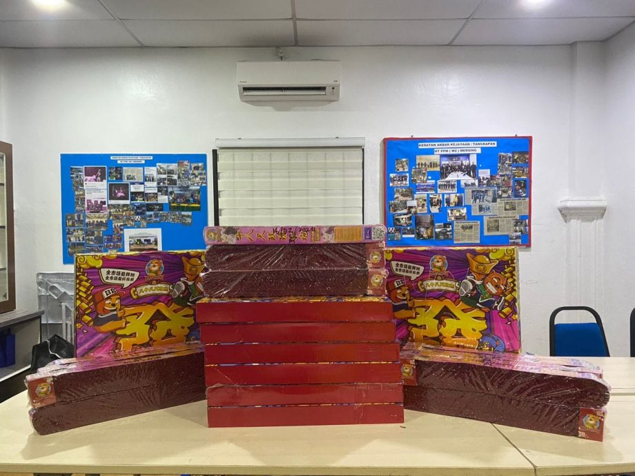 (已签发)柔:丰盛港水警捕1本地男子 起获3640令吉非法烟花爆竹