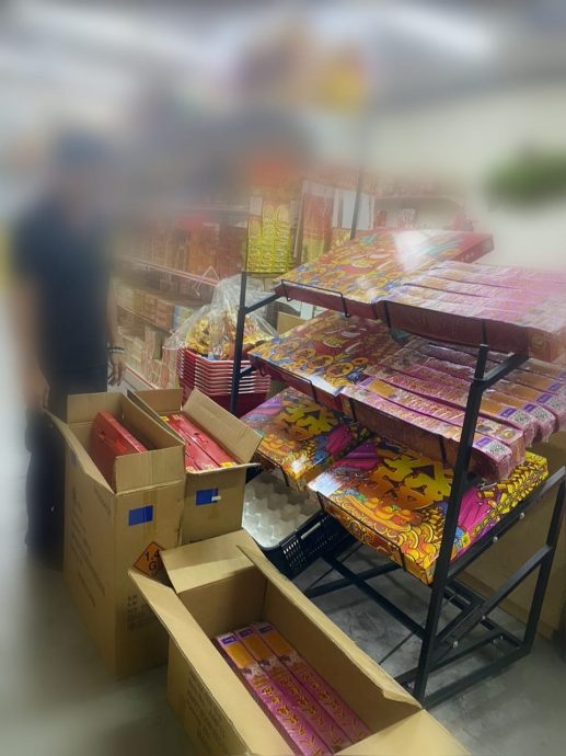 (已签发)柔:丰盛港水警捕1本地男子 起获3640令吉非法烟花爆竹