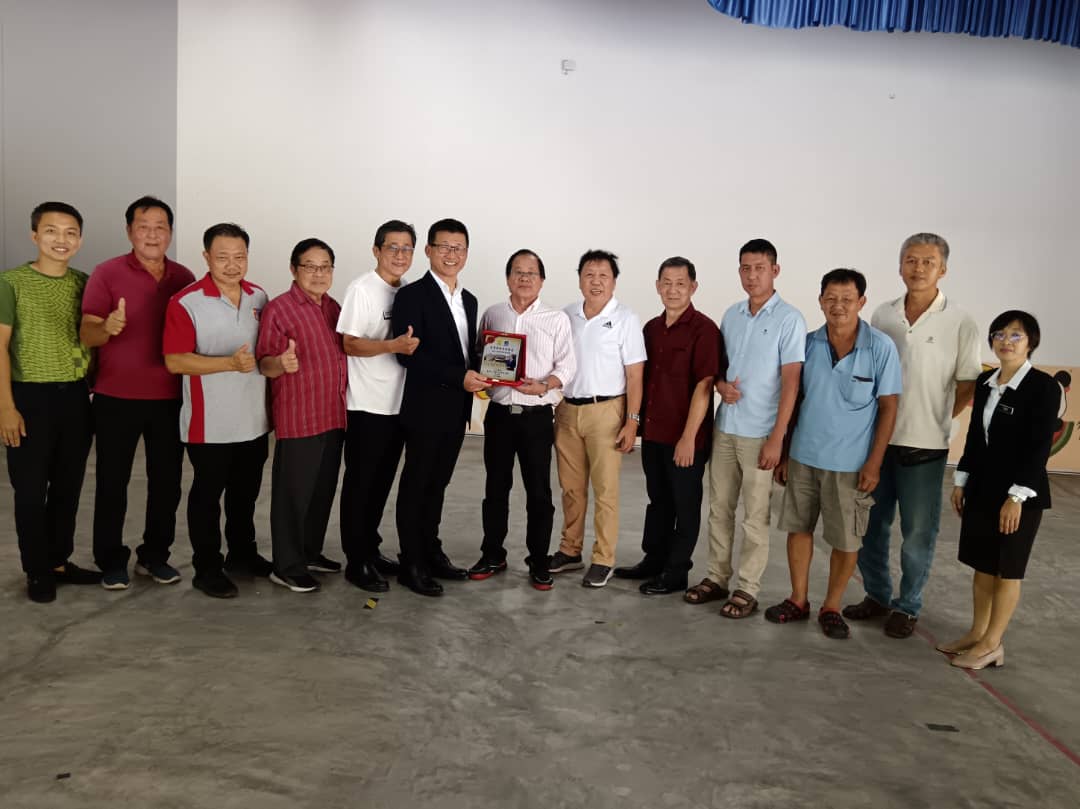 (已签发)柔:澳洲议员林文清拜访母校,吁续努力发展教育