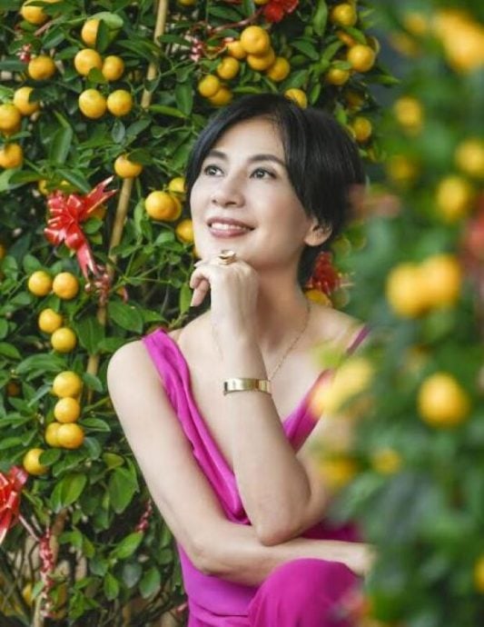 （已签发）柔：狮城二三事：主持春到河畔　何永芳对话AI美女