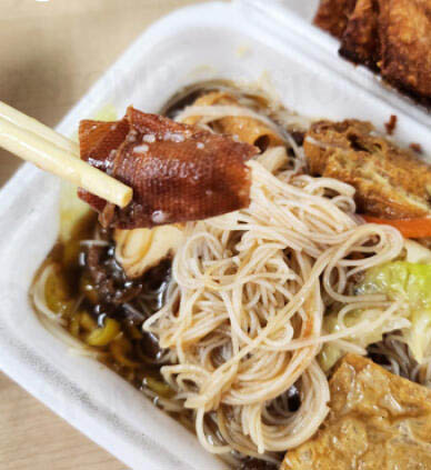 (已签发)柔:狮城二三事:吃米粉咬到染血胶布 食客大呼恶心