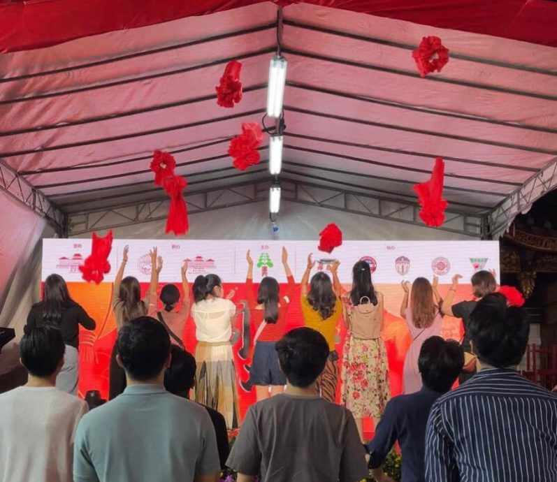 （已签发）柔：狮城二三事：狮城粤海清庙首办抛绣球　30对男女成功配对