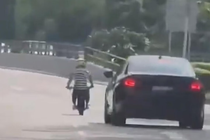 （已签发）柔：狮城二三事：男子骑代步工具上快速公路 公众炮轰鲁莽危险