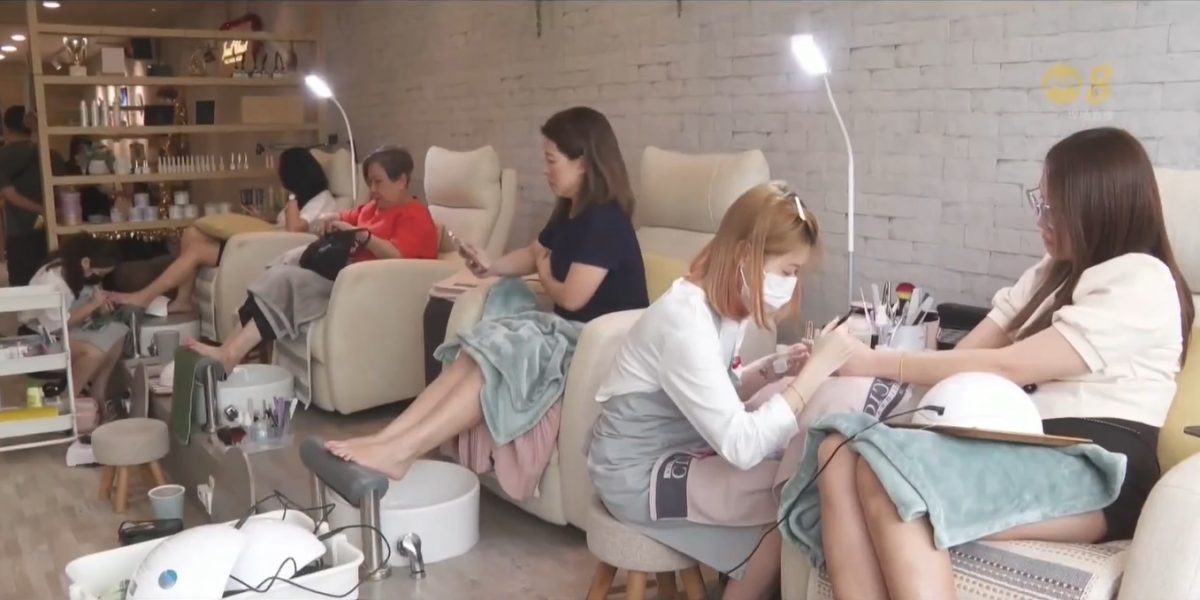 (已签发)柔:狮城二三事:越堤理发做美甲 新山业者:一半是狮城客