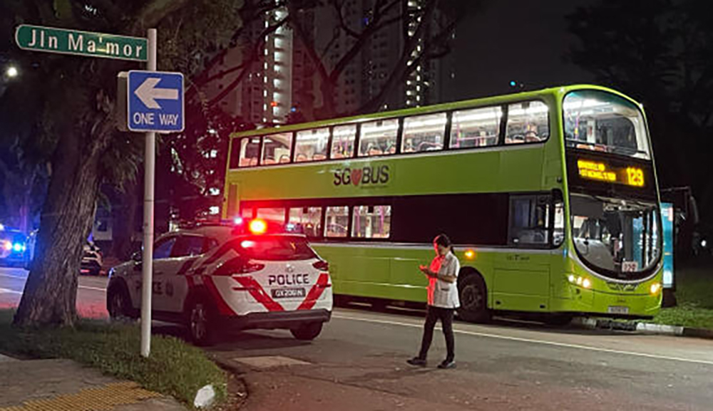 (已签发)柔:狮城二三事:醉汉下巴士后闹事 路人相助反被割伤