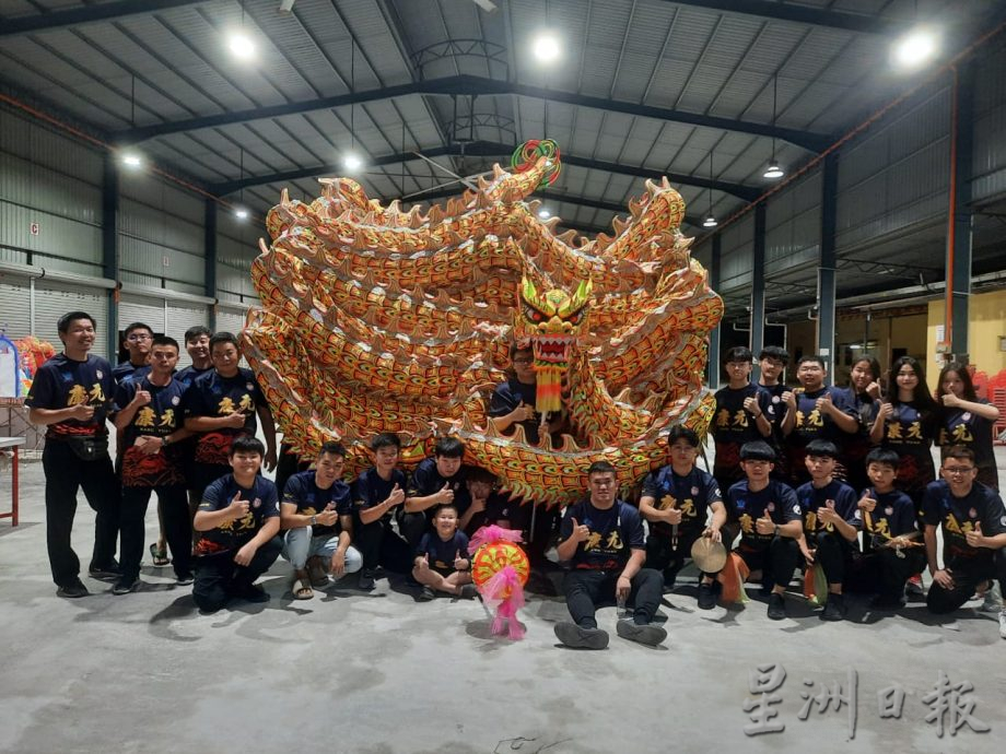 (年初四封面)柔:【新年特稿】:康元龙狮体育会168尺祥龙,讨个好意头