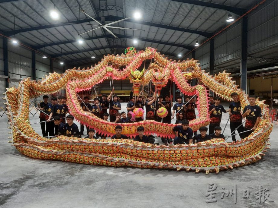 (年初四封面)柔:【新年特稿】:康元龙狮体育会168尺祥龙,讨个好意头