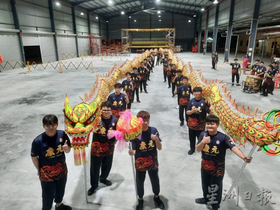 (年初四封面)柔:【新年特稿】:康元龙狮体育会168尺祥龙,讨个好意头