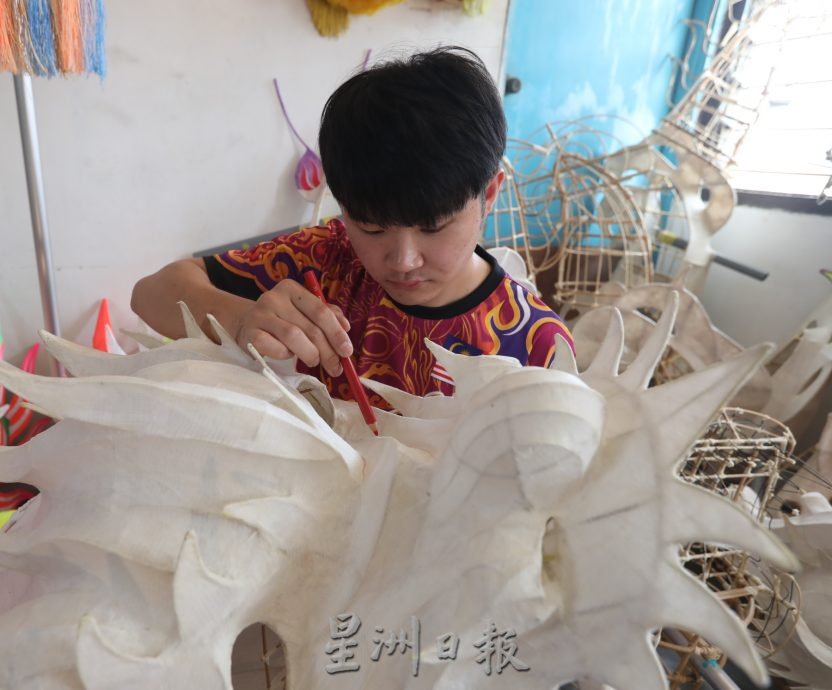 *****(年除夕封面)柔:【新年特稿】:黄勇康无师自通,“追龙少年”成长为制龙高手!