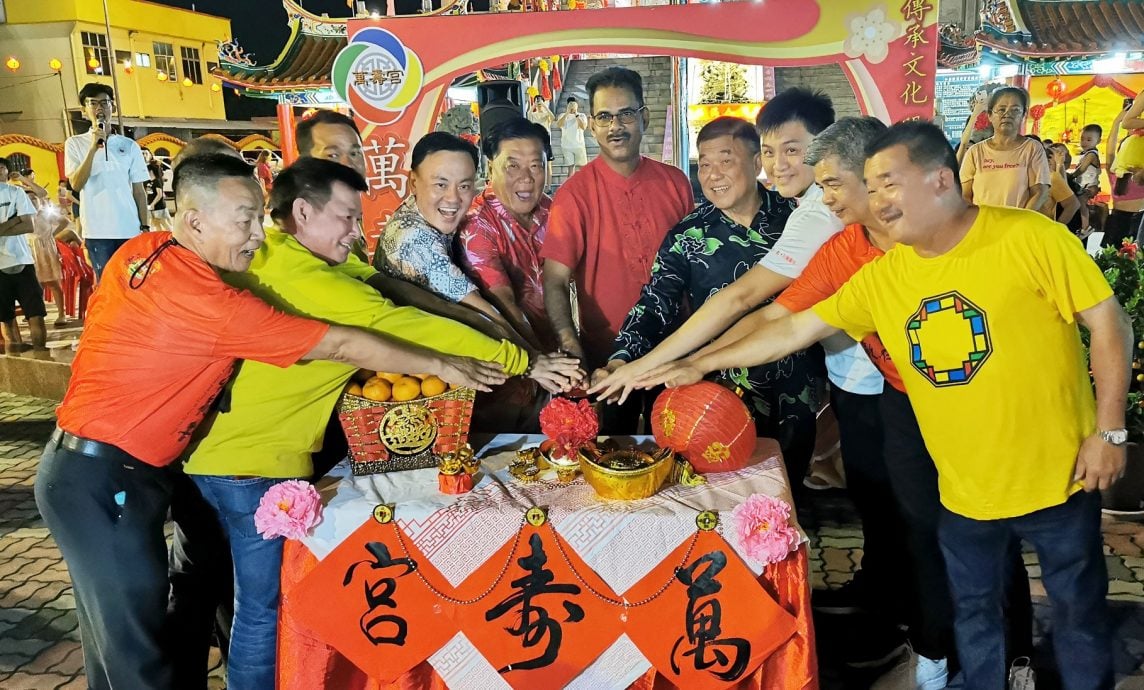 (早报可头)大都会:仁嘉隆万寿宫新春庙会,由雪州行政议员巴巴莱都亮灯