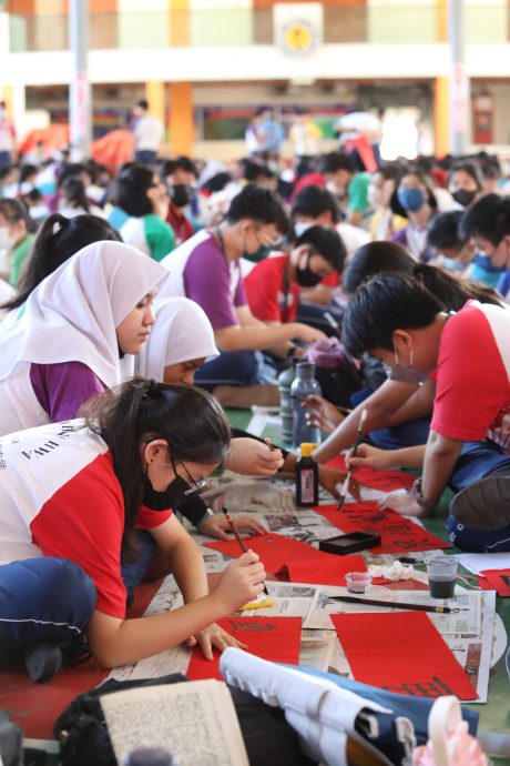 （早报头）大都会/吉隆坡中华国民型华文中学举办2024年甲辰挥春暨新春庆典