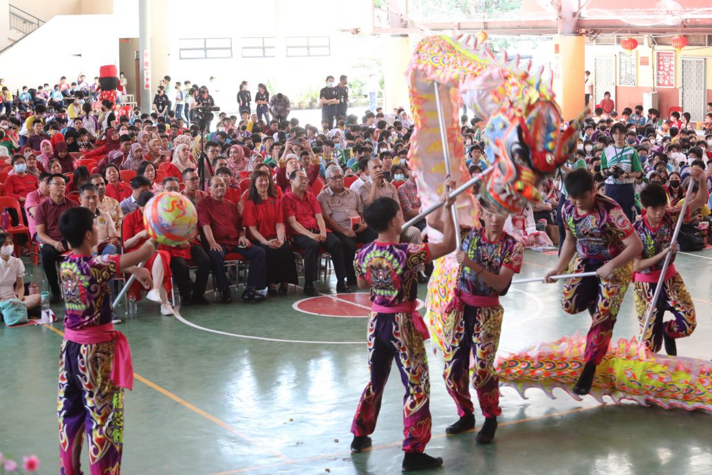 （早报头）大都会/吉隆坡中华国民型华文中学举办2024年甲辰挥春暨新春庆典