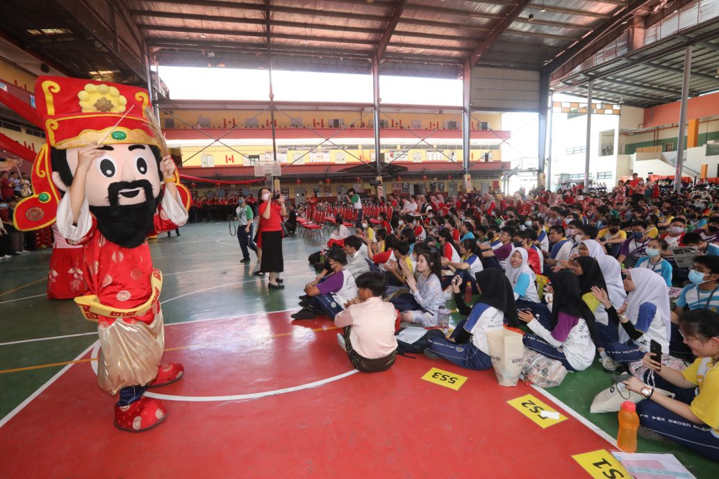 （早报头）大都会/吉隆坡中华国民型华文中学举办2024年甲辰挥春暨新春庆典