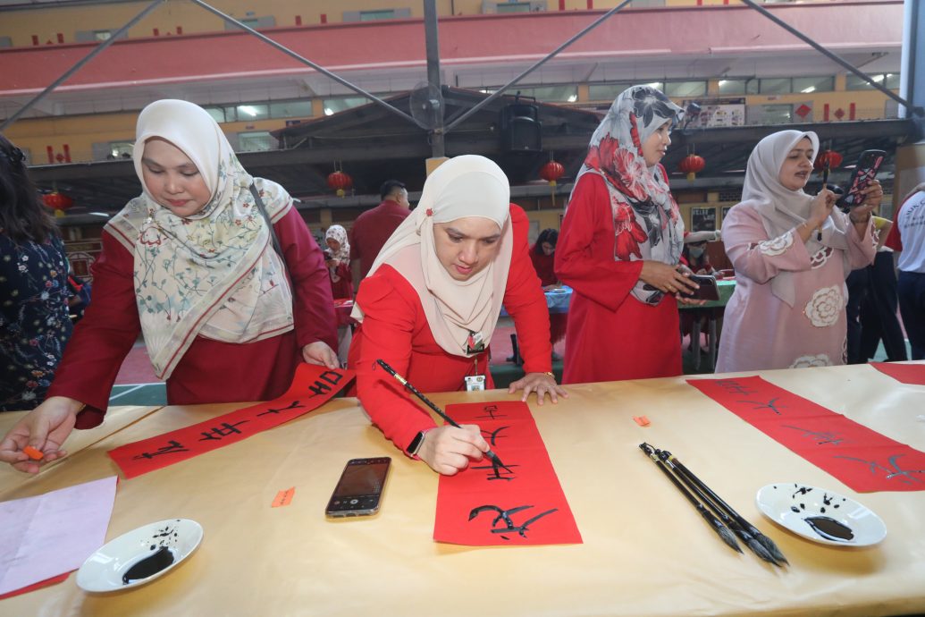 （早报头）大都会/吉隆坡中华国民型华文中学举办2024年甲辰挥春暨新春庆典