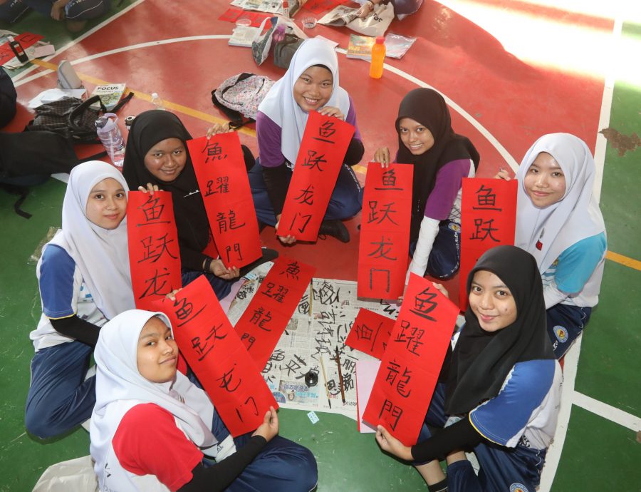 （早报头）大都会/吉隆坡中华国民型华文中学举办2024年甲辰挥春暨新春庆典