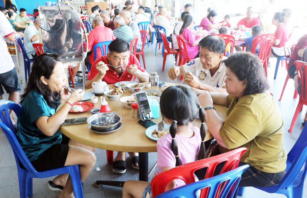 （版3头）大都会/肉骨茶店新春期间生意火红，外地游客增