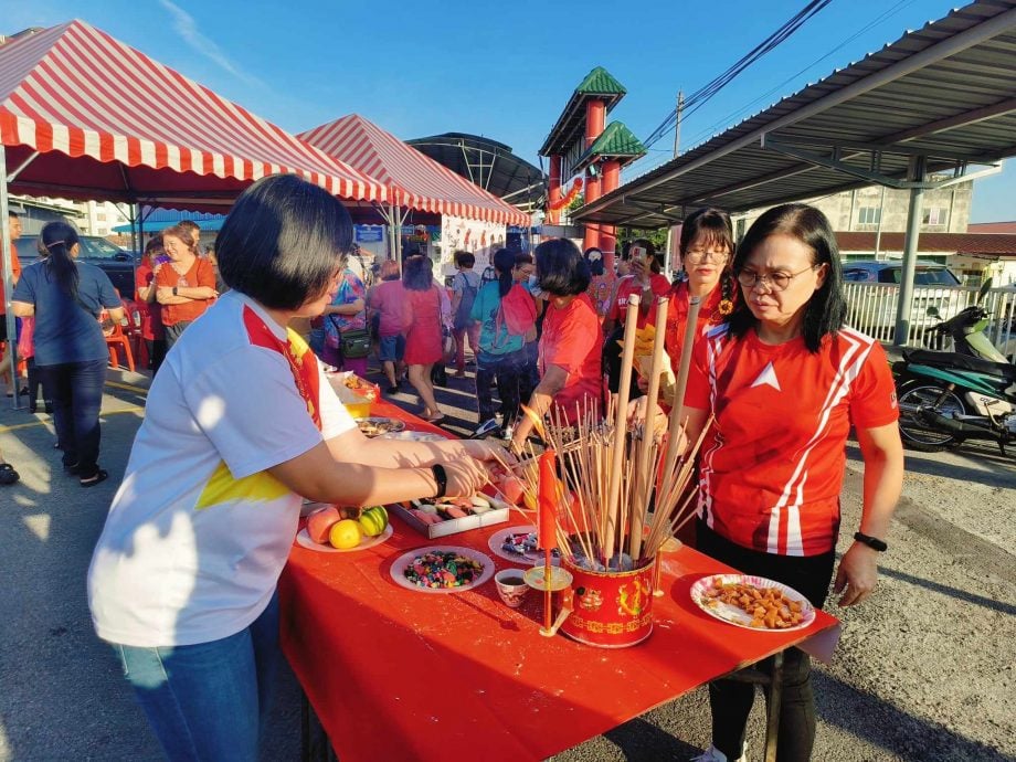 (版4头条)大都会/沙登新村拜祭女娲