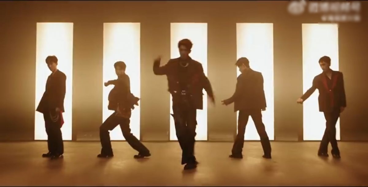 (视频)海底捞组男团?新年推新舞“科目四”5年轻店员拍MV