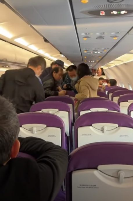 （视频）自称圣母骂“蔡英文不亲自接待”  2港人机上大闹遭赶下飞机