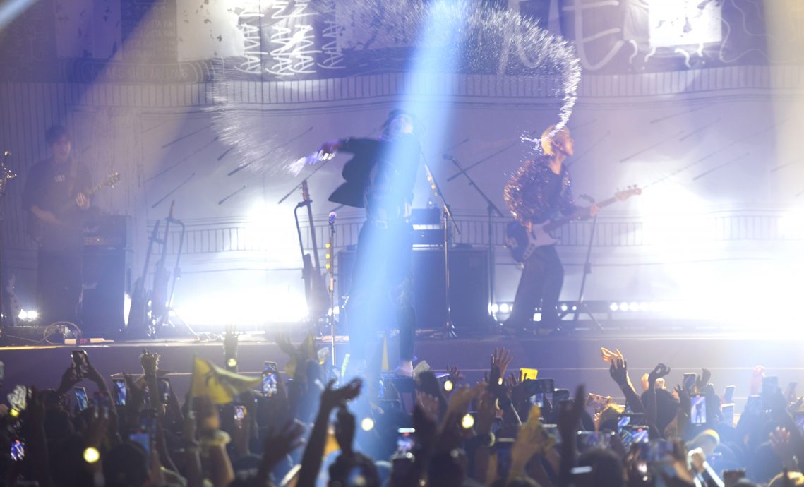 FTISLAND 12年没来狂抛马来语 李洪基搞笑帮崔敏焕征婚 