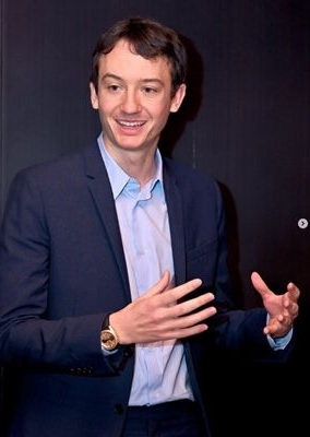 Lisa越爱越高调 与绯闻男友家人私下相处画面曝光