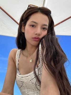 Lisa越爱越高调 与绯闻男友家人私下相处画面曝光