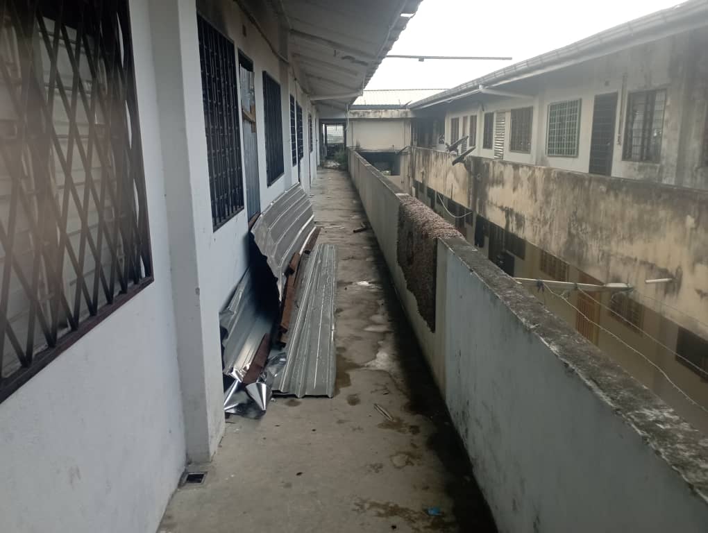 me03主文-大都会/加影美华山庄第3期3座组屋的屋瓦被大风吹走